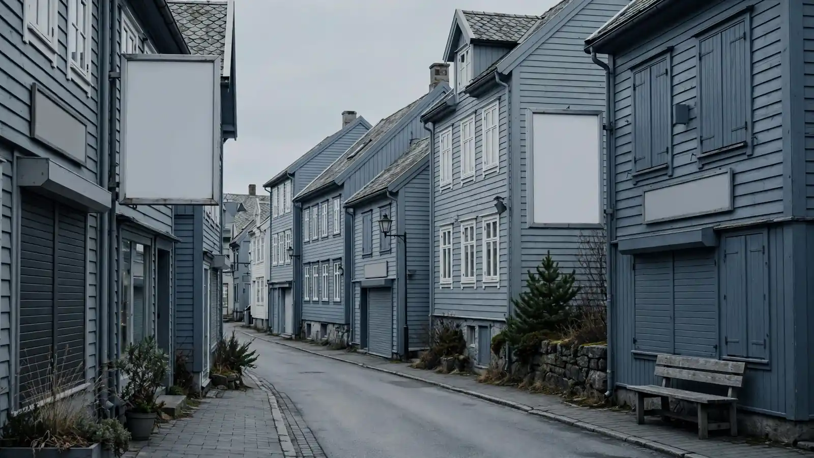 Tomme reklametavler i en stille norsk gate